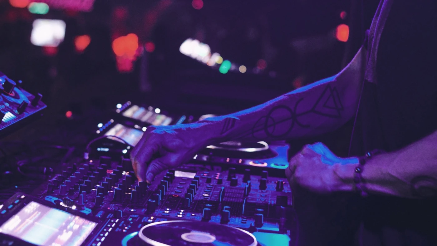 DJ en cabina profesional Frequency Academy